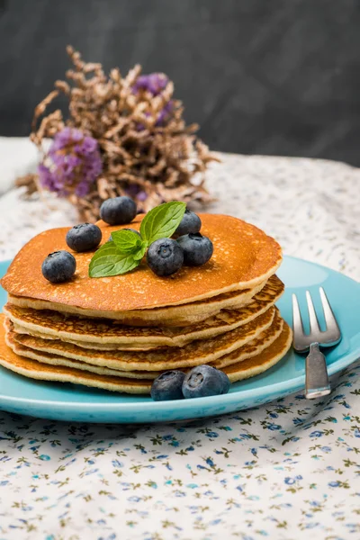 Pfannkuchen mit frischen Brombeeren — Stockfoto