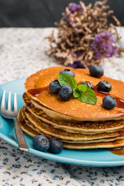 Taze böğürtlen ile Pancakes