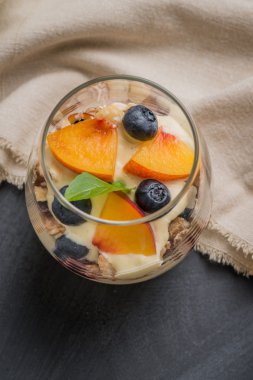 Krem ve şeftali çöl