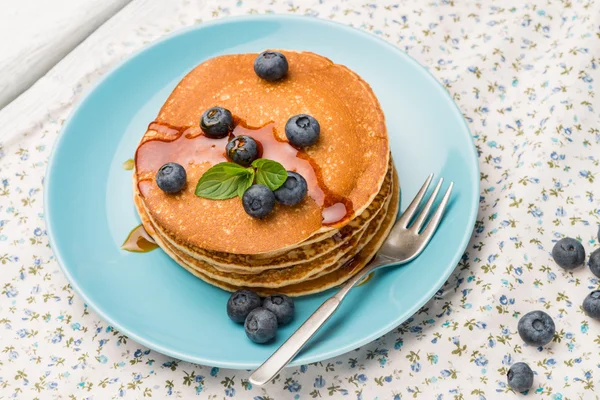 Pannukakkuja tuoreilla karhunvatukoilla — kuvapankkivalokuva