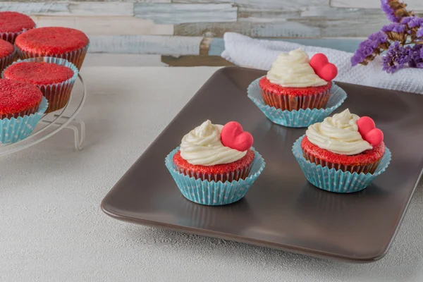 赤いハートのカップケーキ — ストック写真