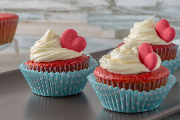 Cupcakes met rood hart — Stockfoto