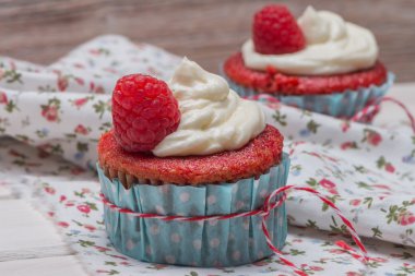 Krem peynir frosting ile kırmızı cupcakes