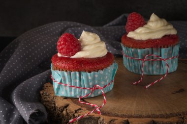 Krem peynir frosting ile kırmızı cupcakes