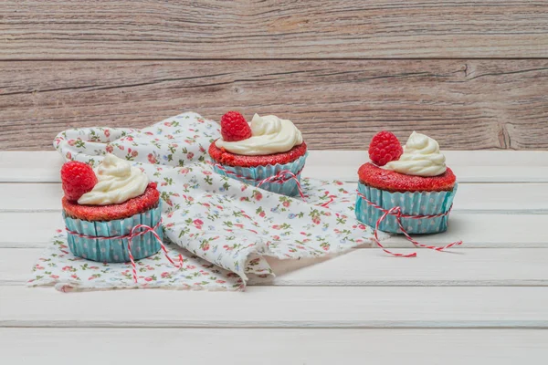 Cupcake rossi con glassa di crema di formaggio — Foto Stock