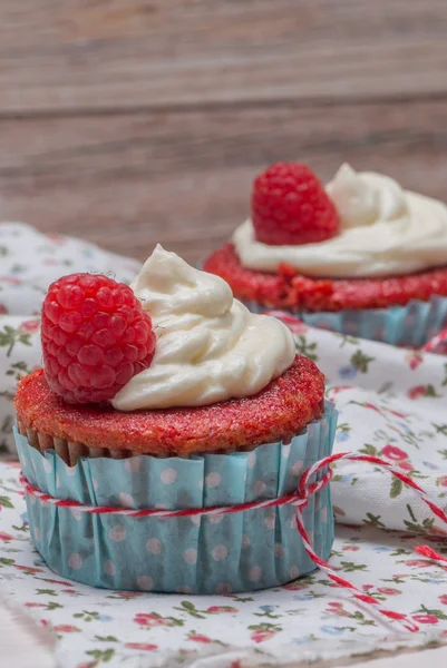 Röda cupcakes med cream cheese glasyr — Stockfoto