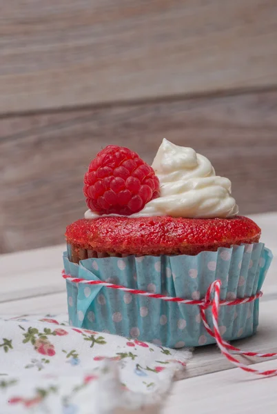 クリーム チーズのフロスティングと赤いカップケーキ — ストック写真