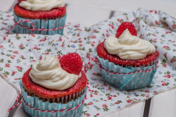 Cupcake rossi con glassa di crema di formaggio — Foto Stock