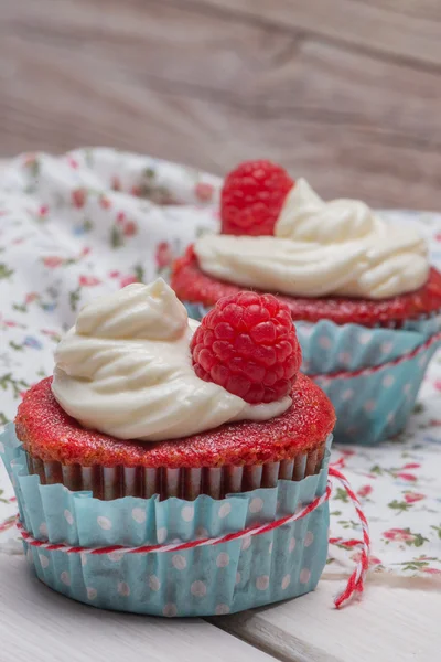 Cupcake rossi con glassa di crema di formaggio — Foto Stock