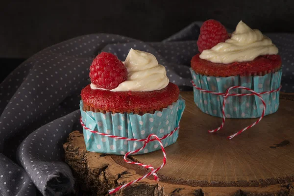 Cupcake rossi con glassa di crema di formaggio — Foto Stock