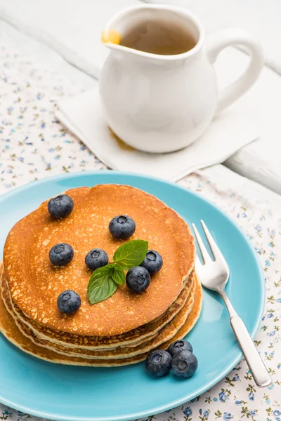 Pfannkuchen mit frischen Brombeeren — Stockfoto