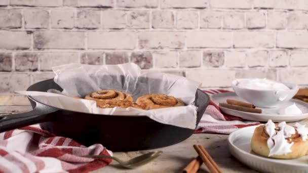 Μπισκότα Κανέλας Κομματάκια Σοκολάτας Ψημένα Τηγάνι Από Χυτοσίδηρο — Αρχείο Βίντεο