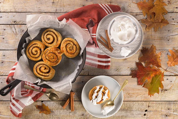 Cinnamon Buns Chocolate Chips Baked Cast Iron Pan Overhead Shot — Stock Photo, Image