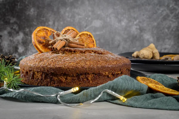 Weihnachtsorangenkuchen Mit Getrockneten Orangen Auf Weihnachtlich Dekorierter Küchenarbeitsplatte — Stockfoto