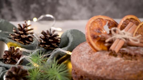 クリスマスのオレンジケーキはクリスマスの装飾されたキッチンカウンターの乾燥オレンジで飾られました — ストック動画