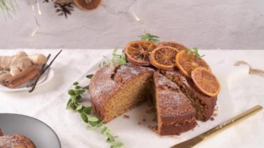 Kurutulmuş portakallı dilimlenmiş Noel pastası..