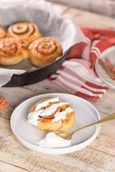 Cinnamon Buns Chocolate Chips Baked Cast Iron Pan Overhead Shot — Stock Photo, Image