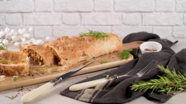 Mutfak dekore edilmiş tezgahta meyveli börek..
