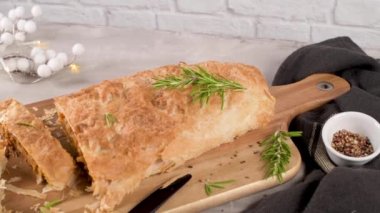 Mutfak dekore edilmiş tezgahta meyveli börek..