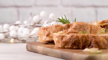 Mutfak dekore edilmiş tezgahta meyveli börek..