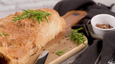 Mutfak dekore edilmiş tezgahta meyveli börek..