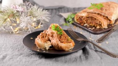 Mutfak dekore edilmiş tezgahta meyveli börek..