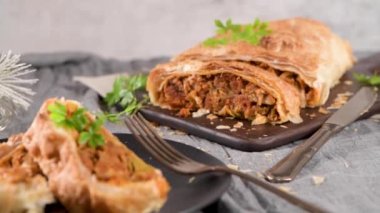 Mutfak dekore edilmiş tezgahta meyveli börek..