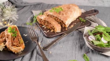 Mutfak dekore edilmiş tezgahta meyveli börek..