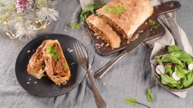 Mutfak dekore edilmiş tezgahta meyveli börek..
