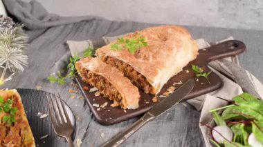 Mutfak dekore edilmiş tezgahta meyveli börek..