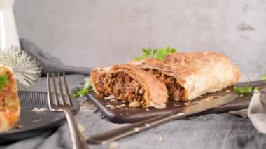 Mutfak dekore edilmiş tezgahta meyveli börek..