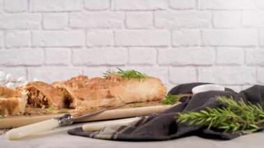 Mutfak dekore edilmiş tezgahta meyveli börek..