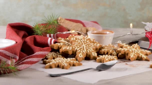 Galletas Navidad Encimera Cocina Con Decoraciones Festivas — Vídeo de stock