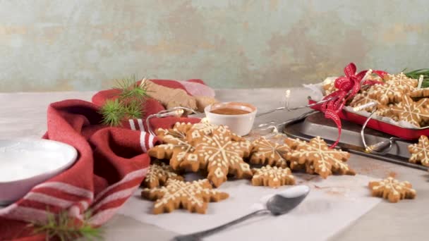 Galletas Navidad Encimera Cocina Con Decoraciones Festivas — Vídeo de stock