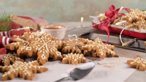 Biscoitos Natal Bancada Cozinha Com Decorações Festivas — Vídeo de Stock