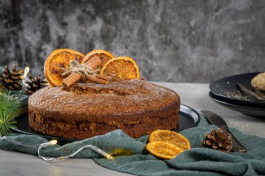 Noel turuncu pastası Noel süslü mutfak tezgahında kurutulmuş portakallarla süslenmiş..