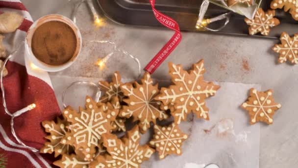 Χριστουγεννιάτικα Μπισκότα Στον Πάγκο Της Κουζίνας Γιορτινή Διακόσμηση — Αρχείο Βίντεο