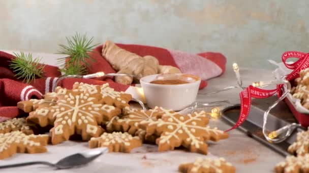 Galletas Navidad Encimera Cocina Con Decoraciones Festivas — Vídeos de Stock