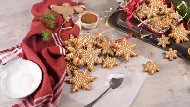 Biscotti Natale Sul Controsoffitto Della Cucina Con Decorazioni Festive — Video Stock