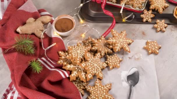 Kerst Koekjes Aanrecht Keuken Met Feestelijke Decoraties — Stockvideo