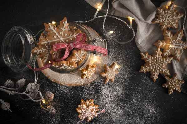 Galletas Navidad Horno Sobre Fondo Rústico Oscuro —  Fotos de Stock