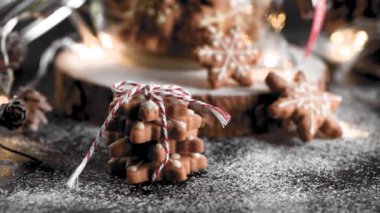 Kırsal arka planda pişirilmiş Noel kurabiyeleri.