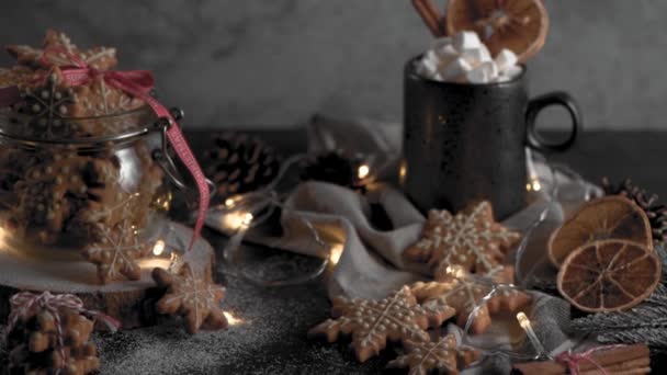 Galletas Navidad Horno Sobre Fondo Rústico Oscuro — Vídeo de stock