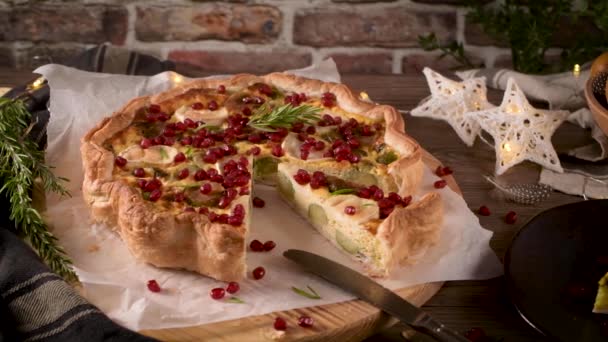 Quiche Verduras Casero Con Queso Cabra Coles Bruselas Semillas Granada — Vídeo de stock