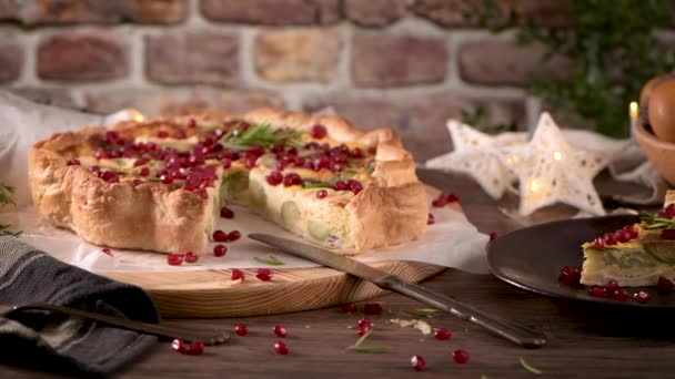 Hausgemachte Gemüsequiche Mit Ziegenkäse Rosenkohl Und Granatapfelkernen — Stockvideo