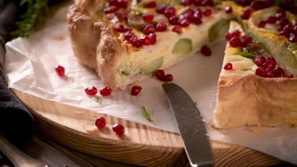 Zelfgemaakte Groente Quiche Met Geitenkaas Spruitjes Granaatappelpitten — Stockvideo