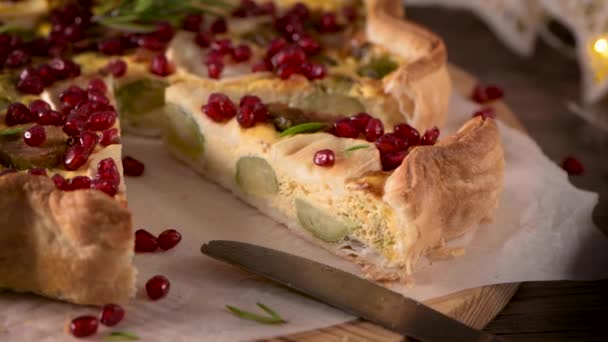 Zelfgemaakte Groente Quiche Met Geitenkaas Spruitjes Granaatappelpitten — Stockvideo