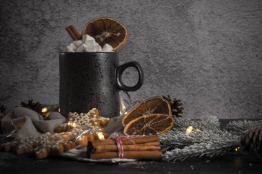 Kırsal arka planda pişirilmiş Noel kurabiyeleri.