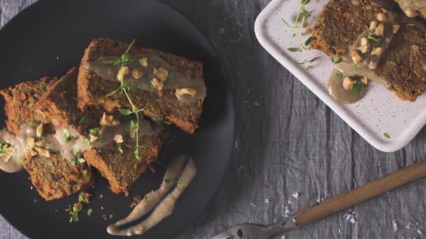 Weihnachtslinsenbrot Auf Dunkler Küchenarbeitsplatte — Stockvideo