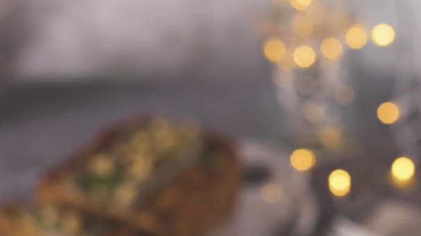 クリスマスレンタルローフオンダークキッチンカウンター — ストック動画